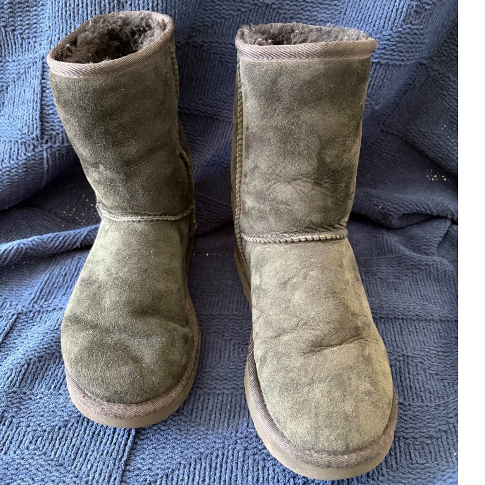 UGG‎ Classic Short II Boots Womens 6 Black Suede Sheepskin Fur Lined 1016223